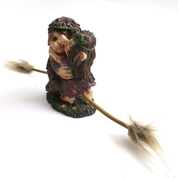 Resin Troll Couple Hugging Figurine Souvenir - Picture 5 of 9